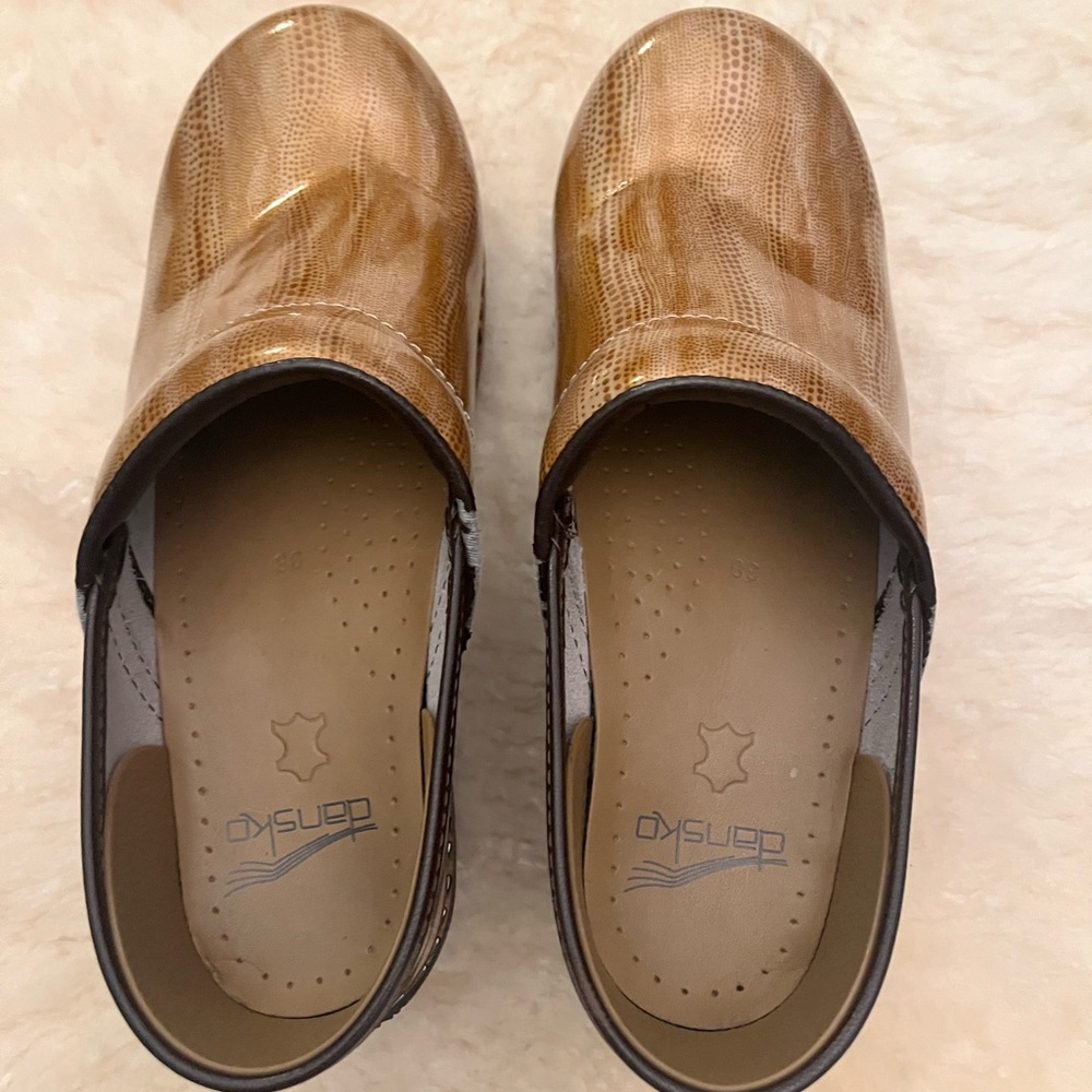 DANSKO Professional Clogs Honey Patent Leather EU 38 US 8 Animal Print